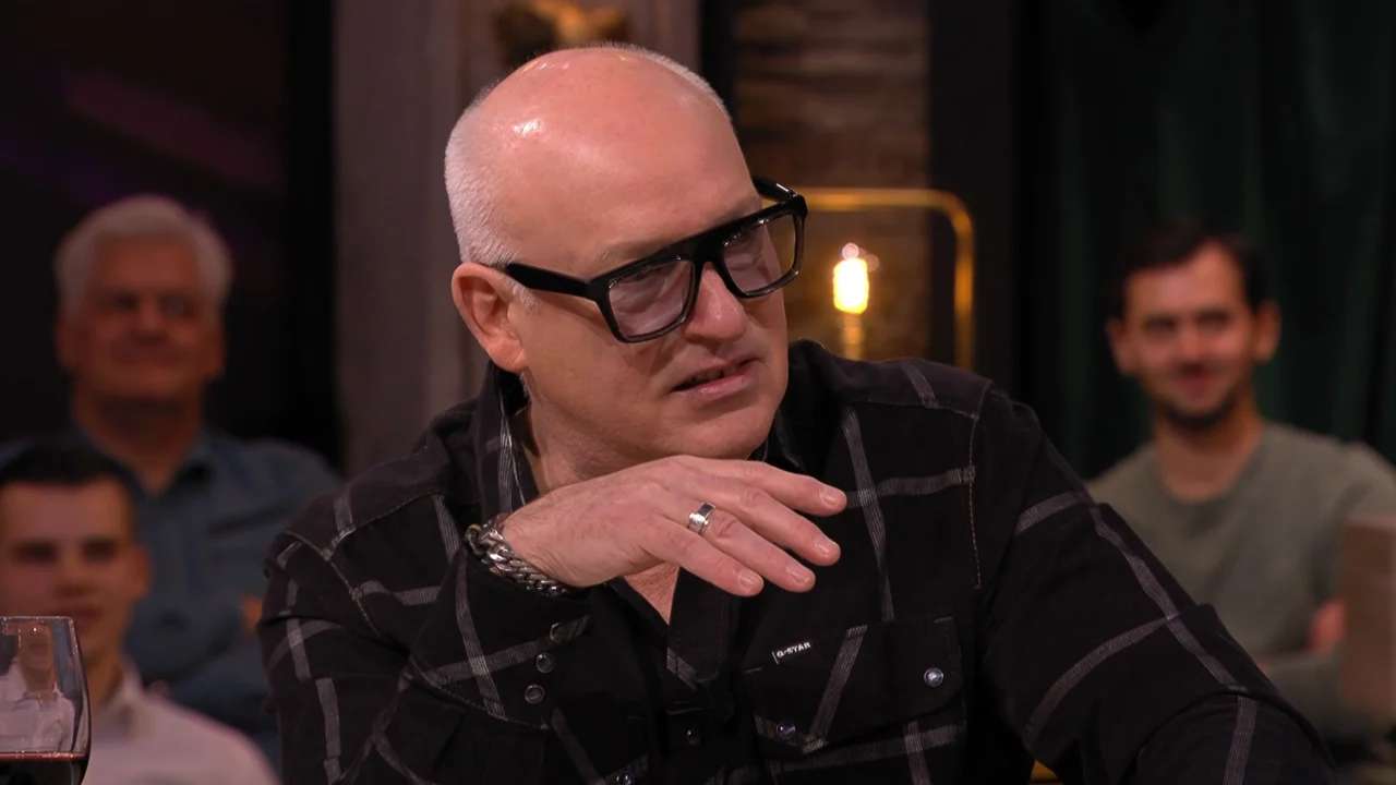 René keek met stijgende verbazing naar Jinek: ‘De moed zakt haar in de schoenen’