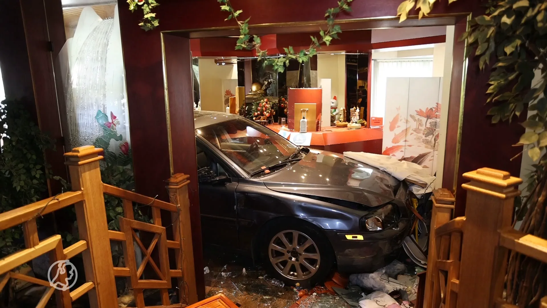 Hoogbejaarde man vergist zich en rijdt Aziatisch restaurant binnen