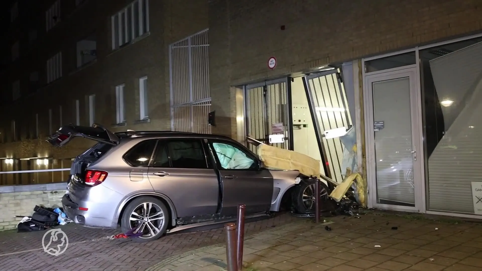 Politieachtervolging in Amsterdam eindigt in flinke crash