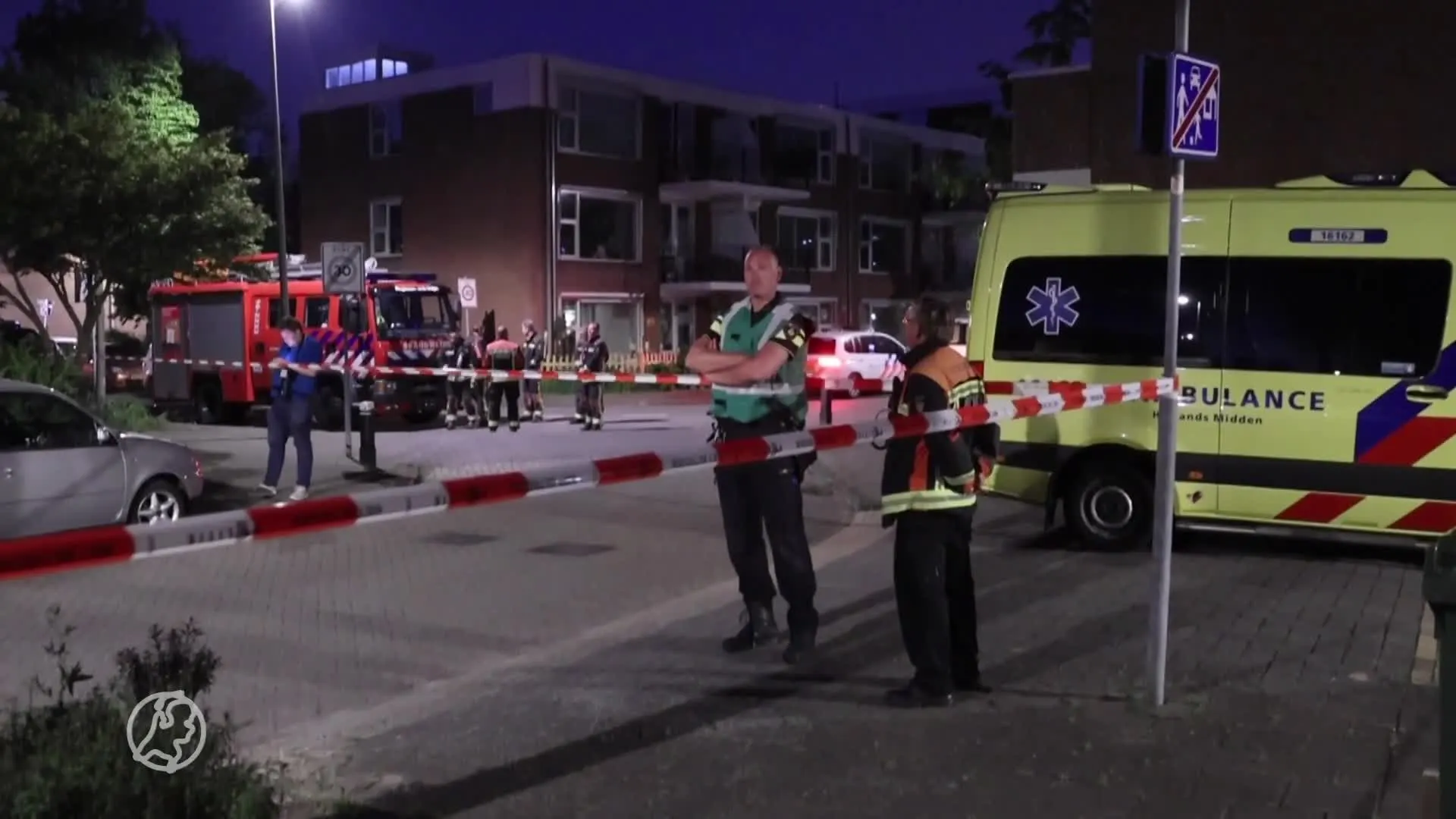 Voordeur aan gort geblazen na explosie in woonwijk Alphen aan...