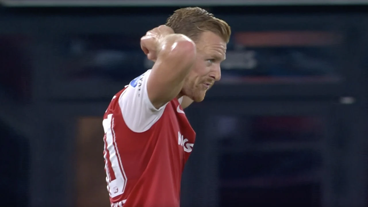 KANS: De Wit gevaarlijk met kopbal op het dak van doel