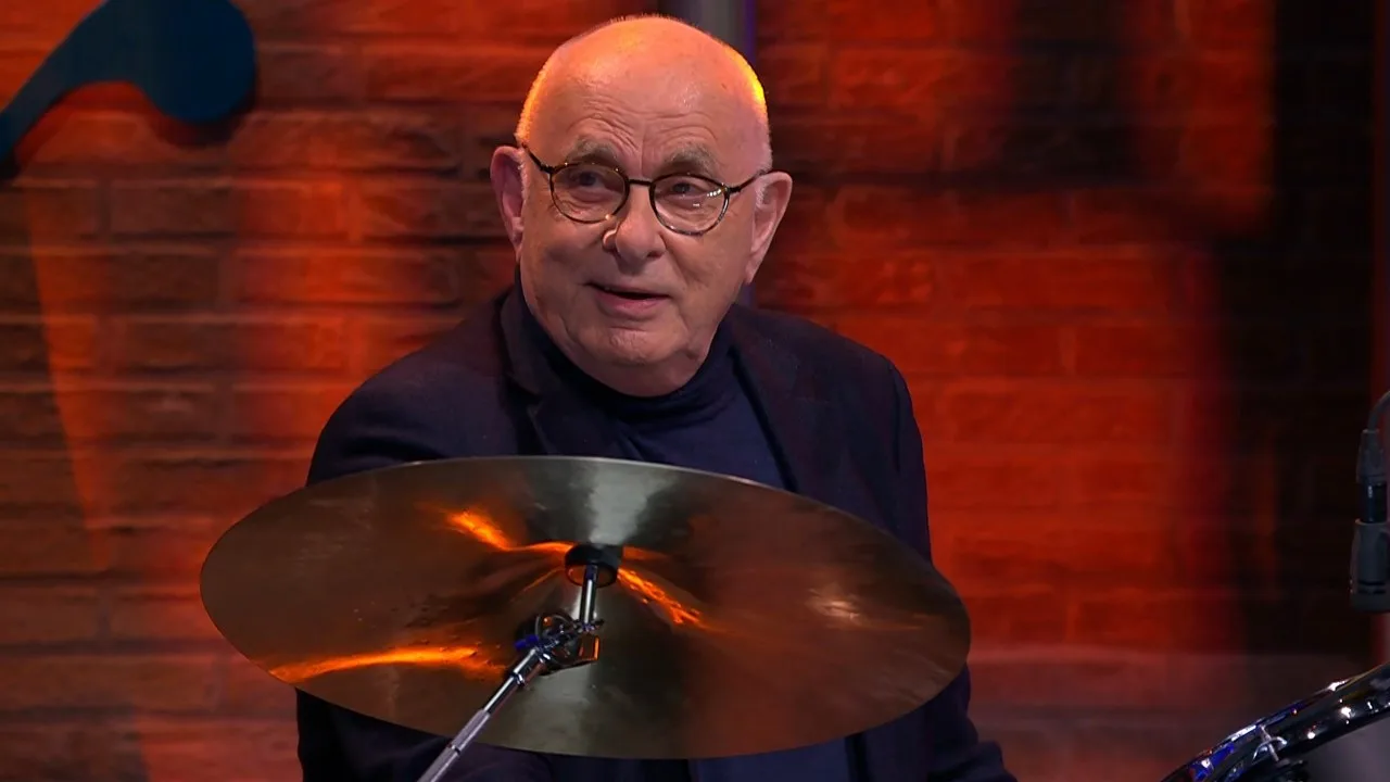 Michael van Praag drumt erop los tijdens opening Veronica Ins...