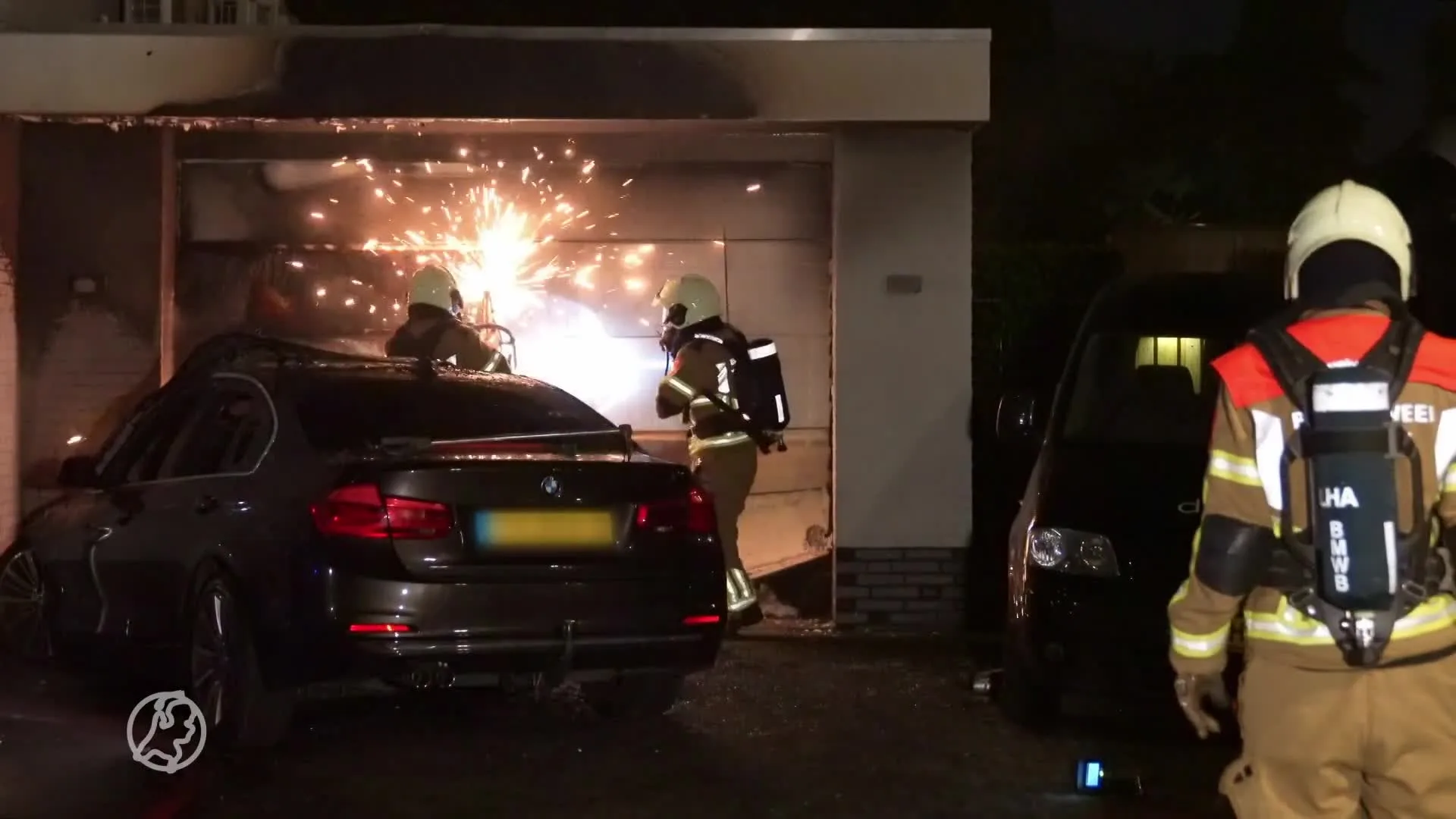 Meerdere auto's bij woning in villawijk Waalwijk gaan in vlammen op