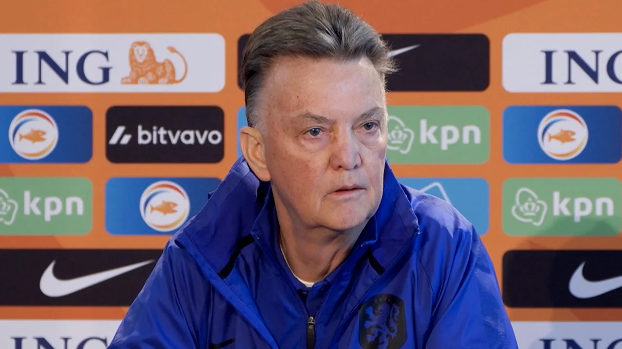 Van Gaal tipt Ten Hag: 'Hij moet kiezen voor een voetbalclub en niet voor commerciële club'