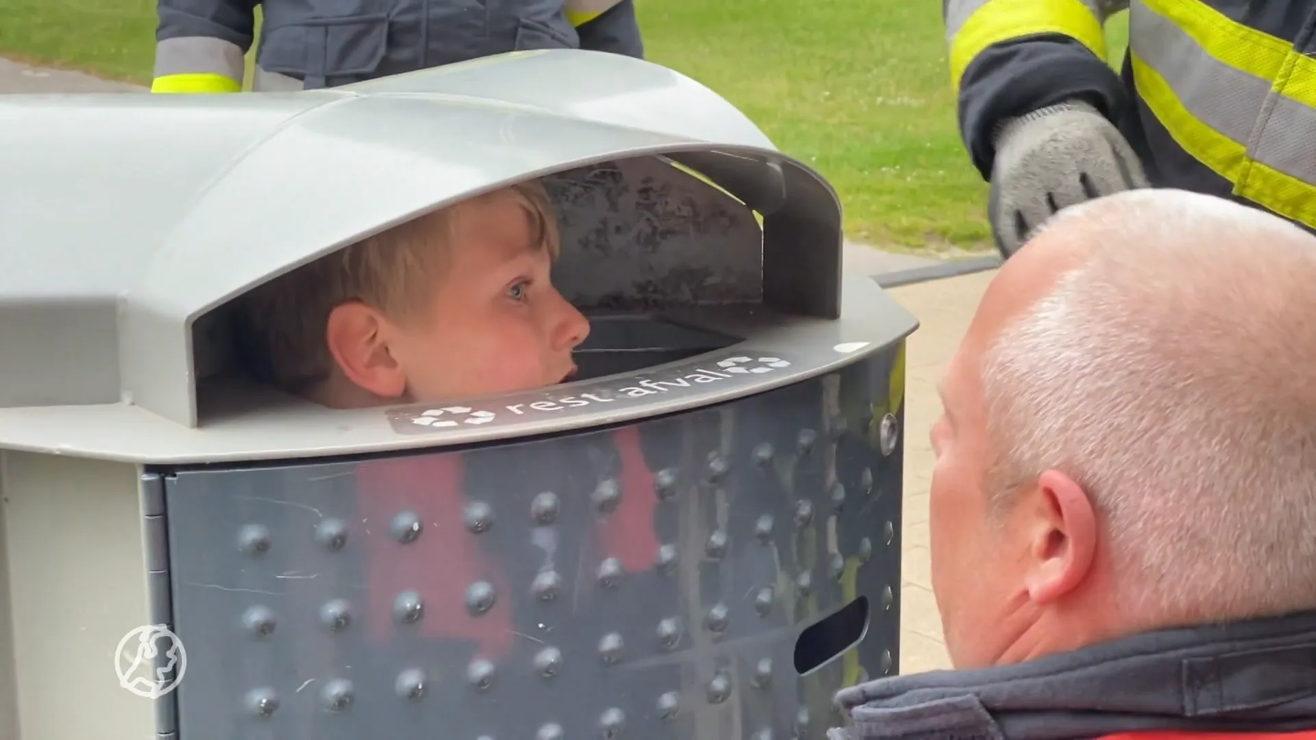 Eventjes paniek in Drachten: Finn (9) sluit eigen broertje op in prullenbak