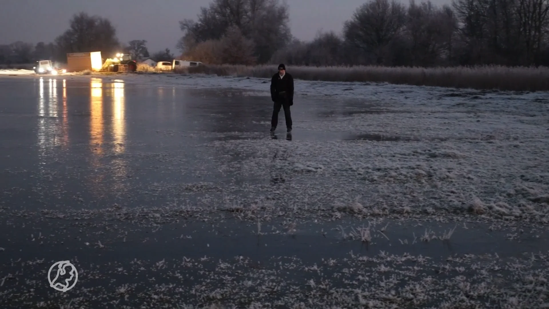 ZIEN: Eerste schaatsliefhebbers wagen zich op natuurijs op open water