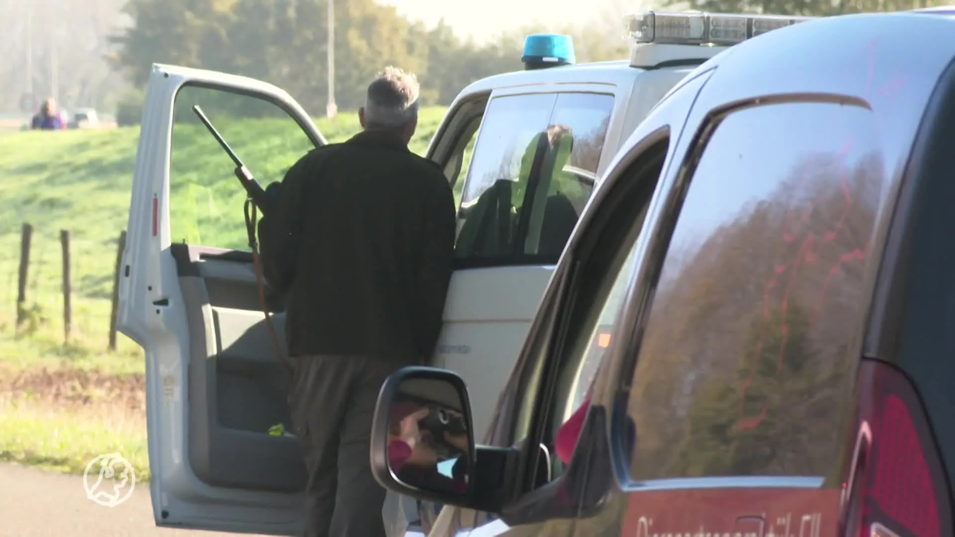 Loslopende koe verwondt vrouw en wordt doodgeschoten op provinciale weg