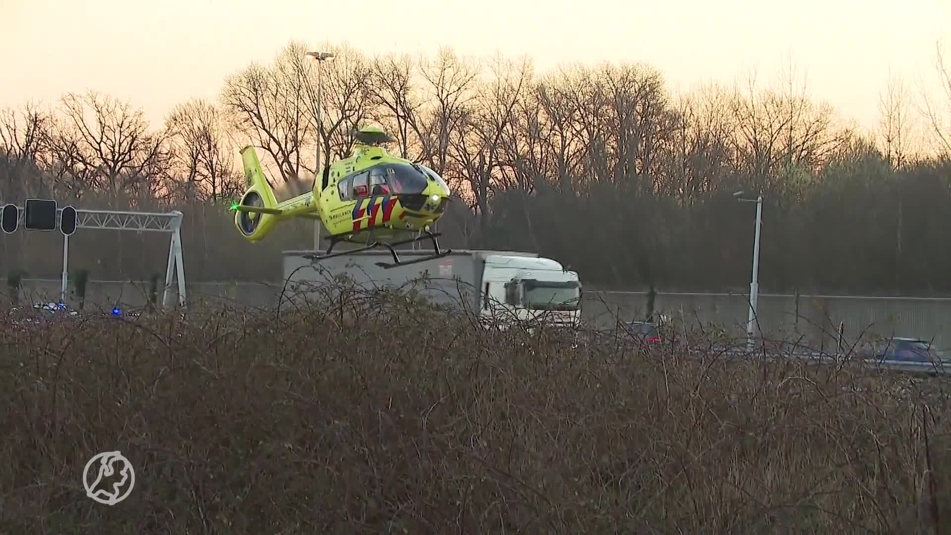 Busje schiet door vangrail A73 en komt op spoor terecht bij Swalmen