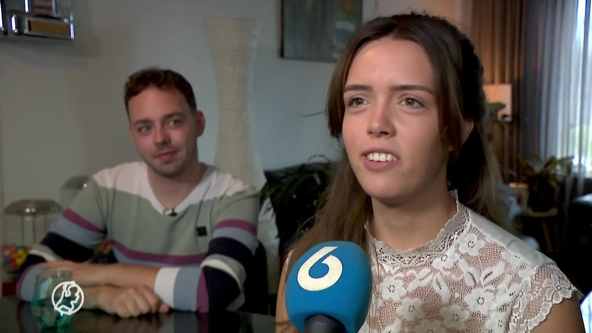 Veel jongeren zijn verslaafd aan telefoon: mobiel gaat mee naar bed en toilet