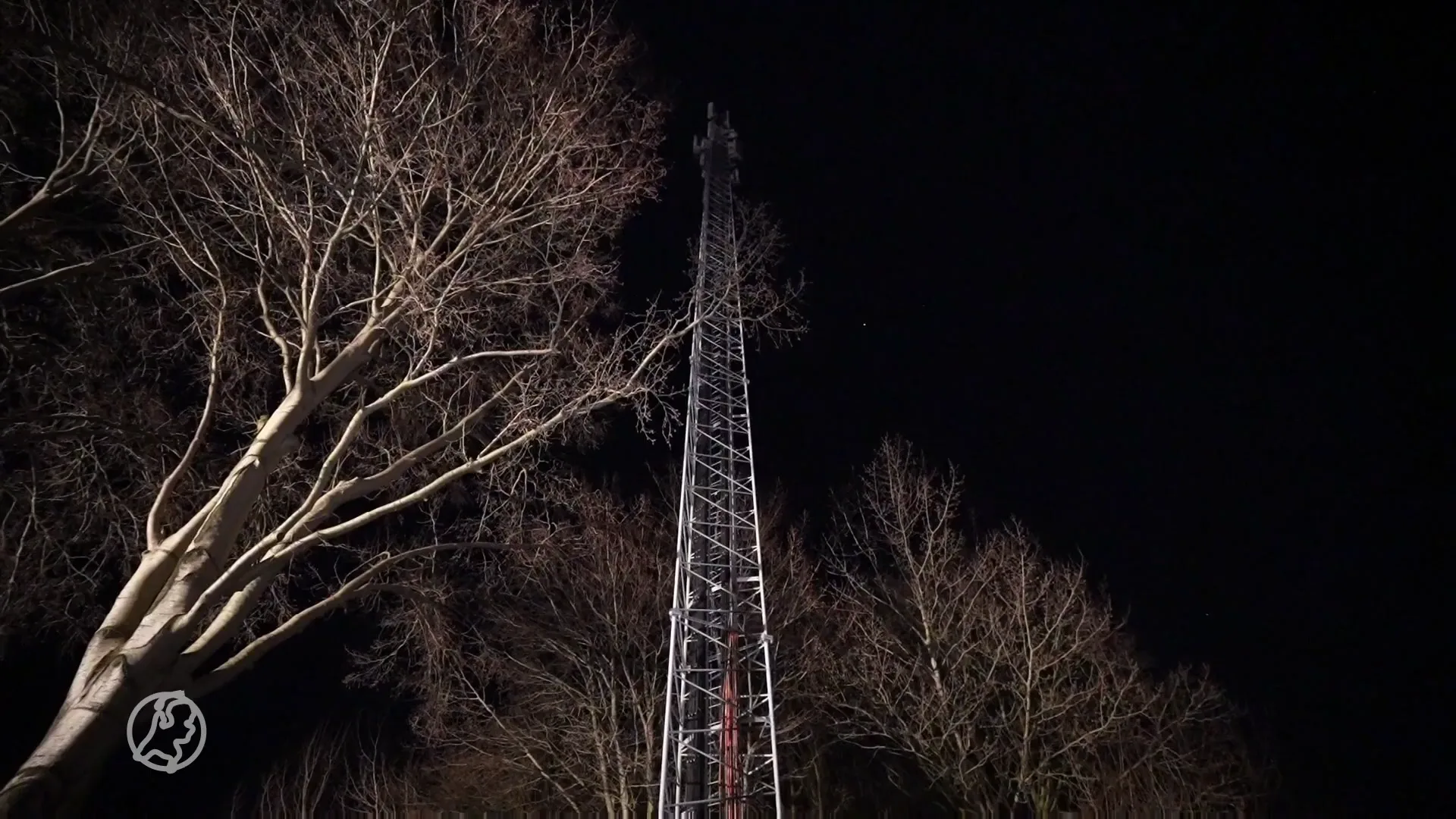 Brand in zendmast Elst, brandweer weet erger te voorkomen