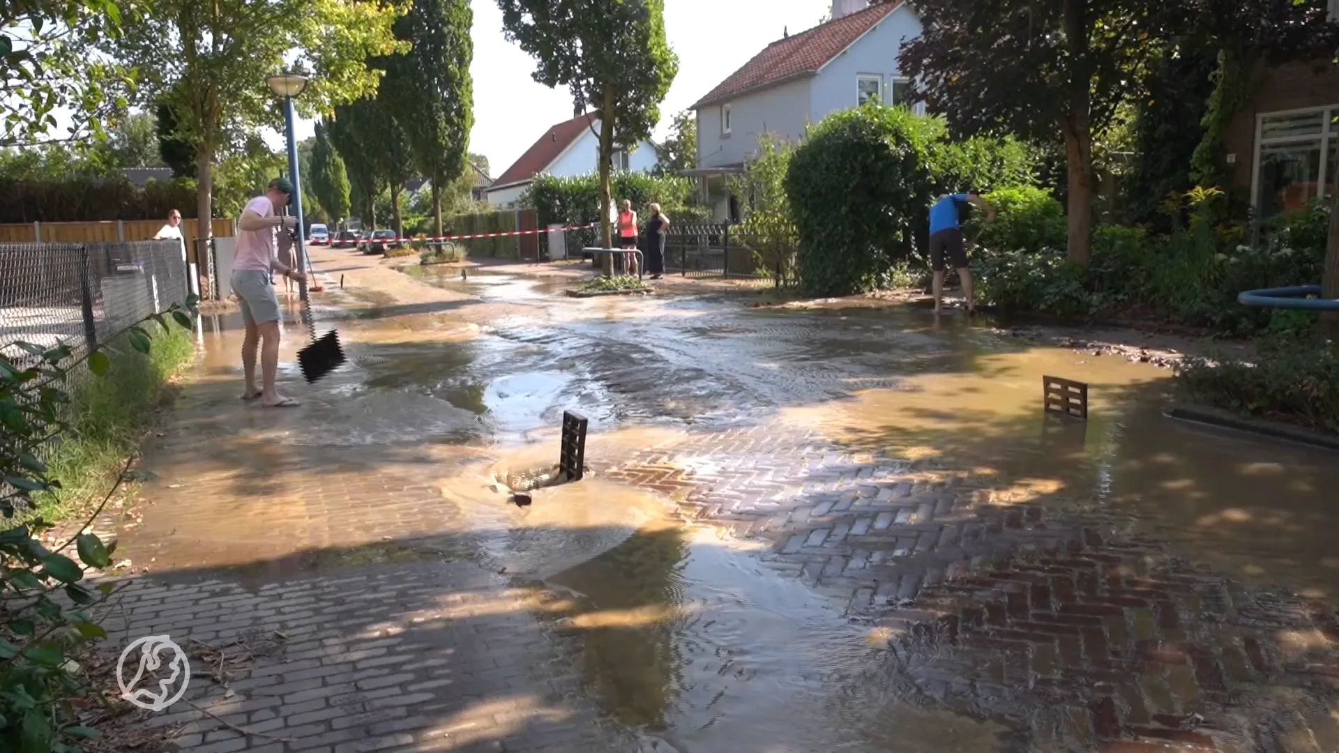 Straat staat blank na zoveelste waterleidingbreuk in Schalkhaar