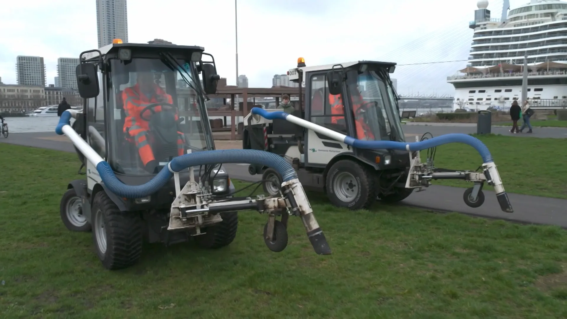 Mitchel mag gaan POEPZUIGEN met de POEPSCOOTER