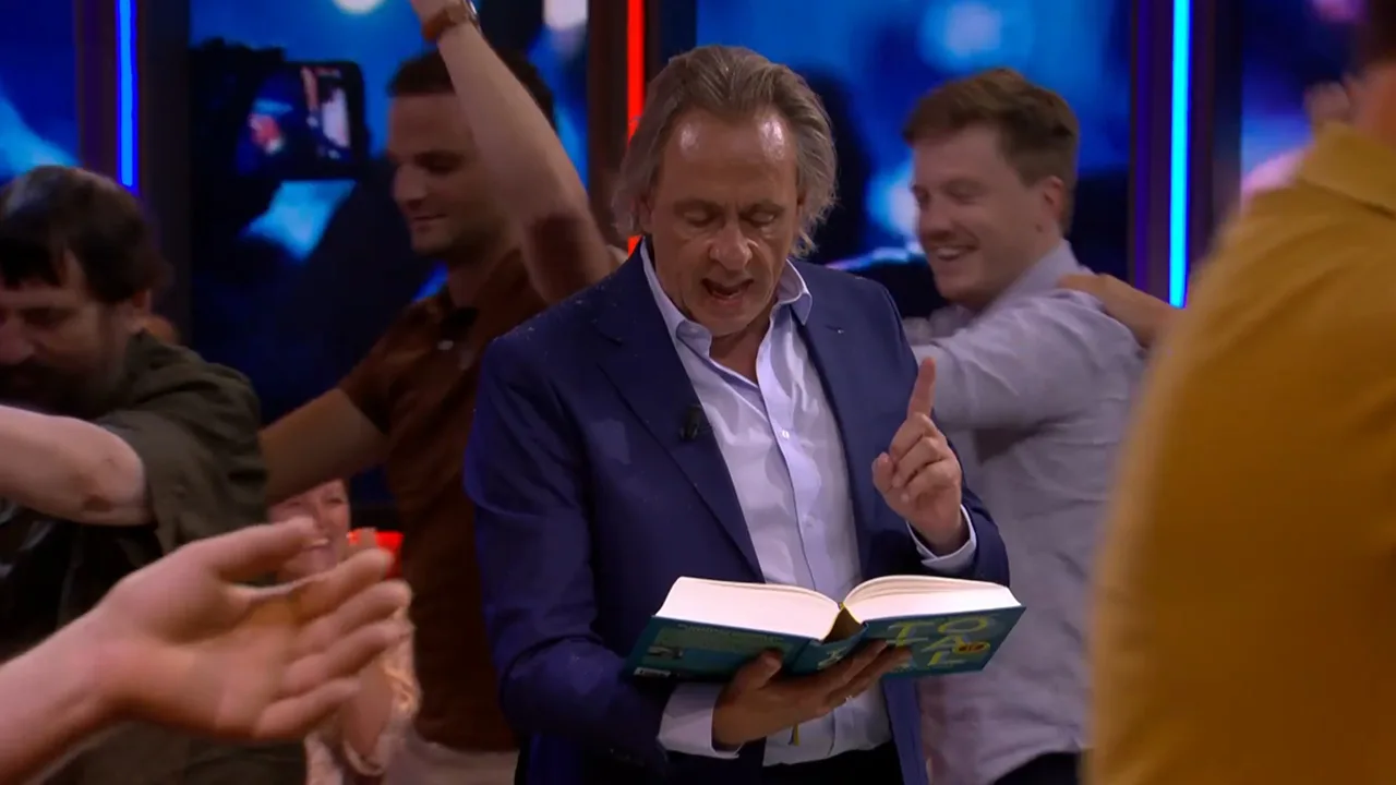 Polonaise zorgt voor complete chaos tijdens uitzending: Marcel leest stoïcijns voor uit nieuw boek