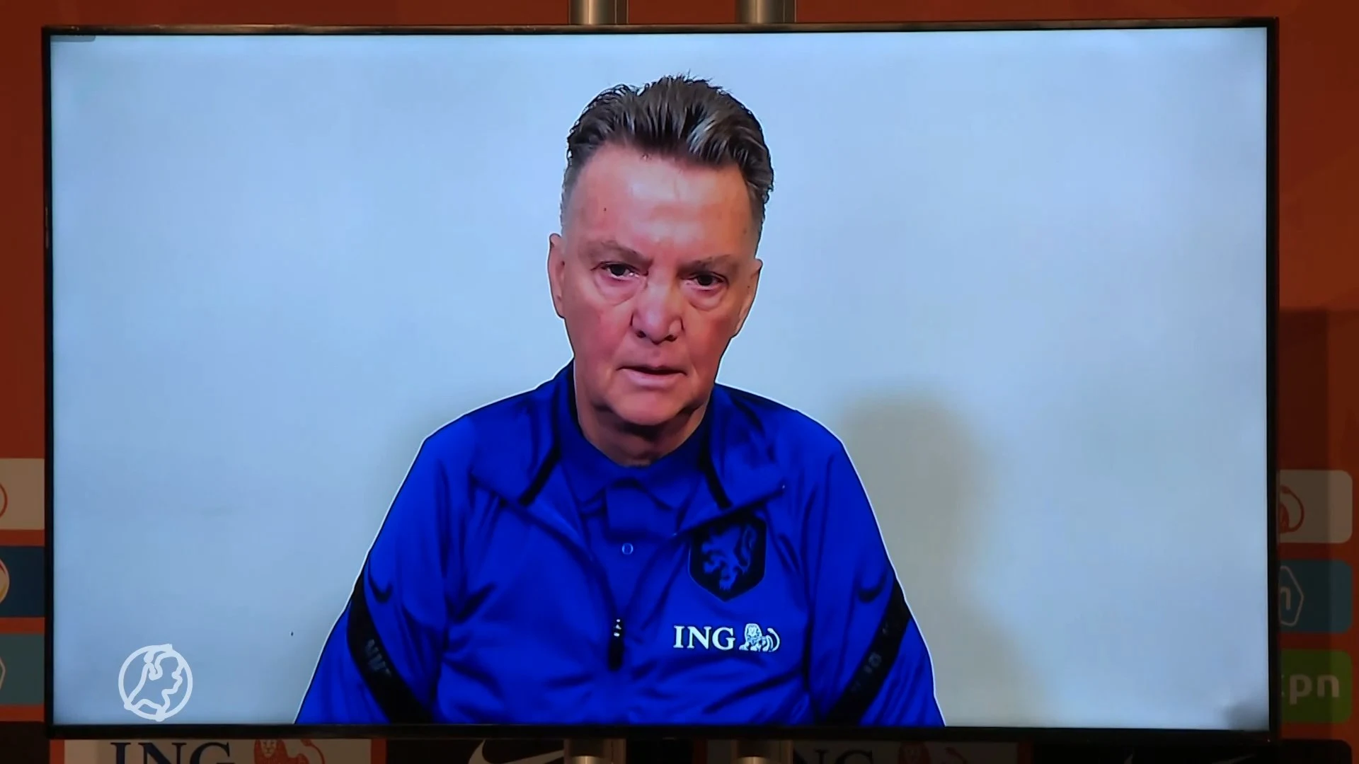 Geblesseerde Louis van Gaal geeft Oranje-persconferentie