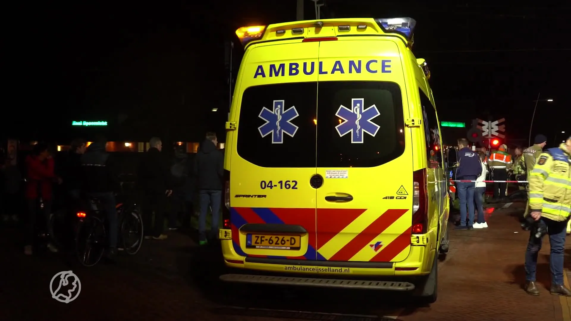 Trein ramt trekker op spoorwegovergang in Staphorst