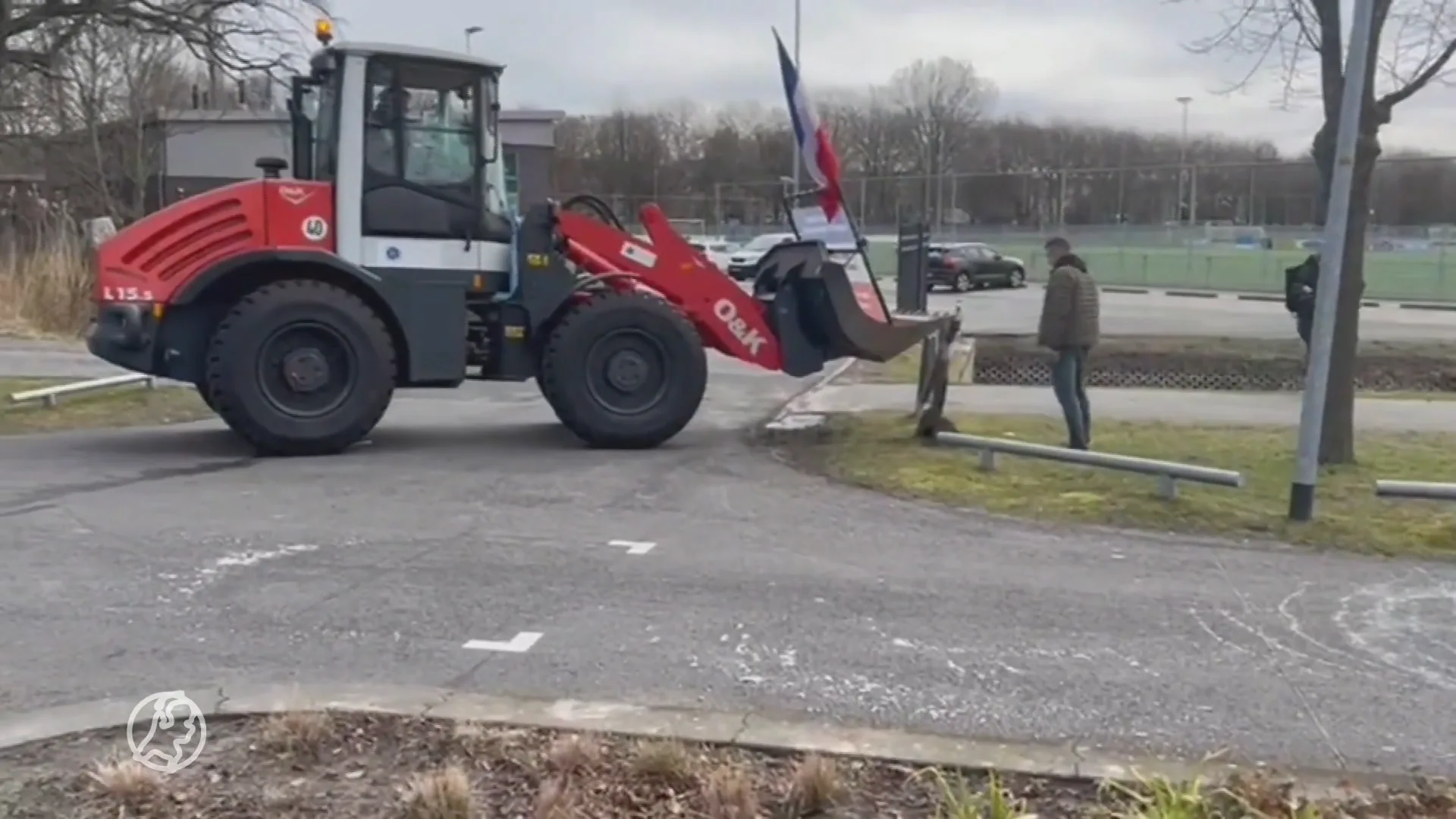 Shovelbestuurder hoeft niet terug de cel in: 'Ik heb het hekje vakkundig uit de grond getild'