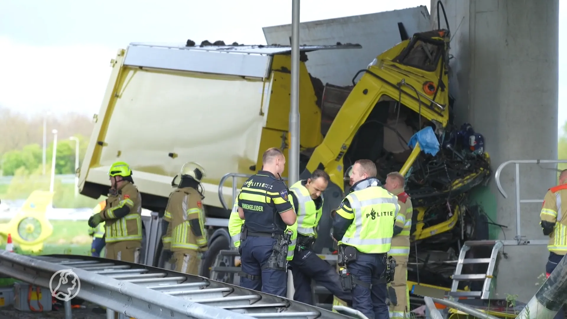 Vrachtwagen knalt tegen viaduct op A2