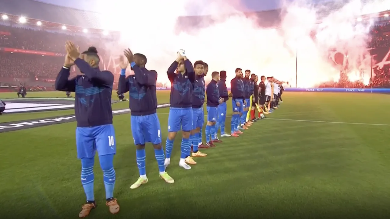Opnieuw veel vuurwerk bij sfeeractie van Feyenoord-fans