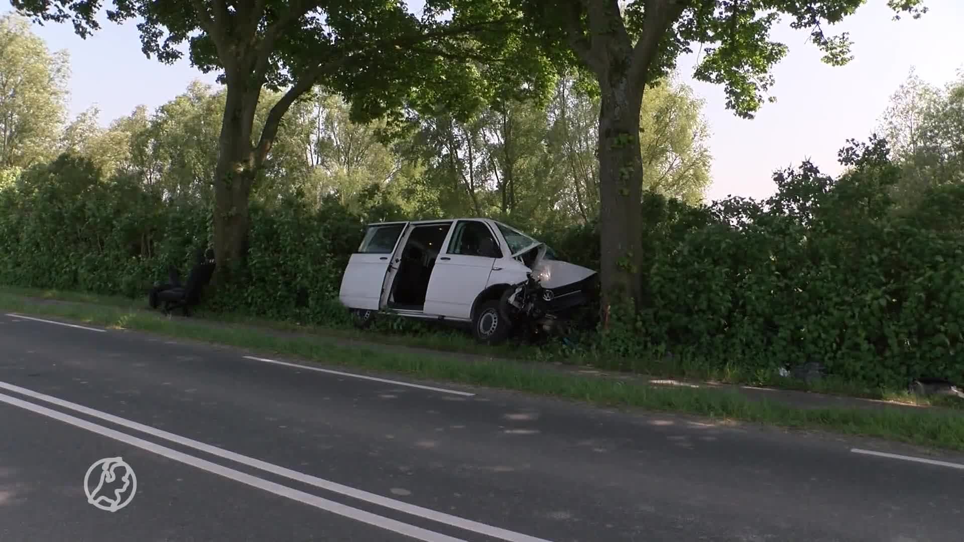 Vijf kinderen en bestuurder gewond naar ziekenhuis na ernstig ongeval Zeeland