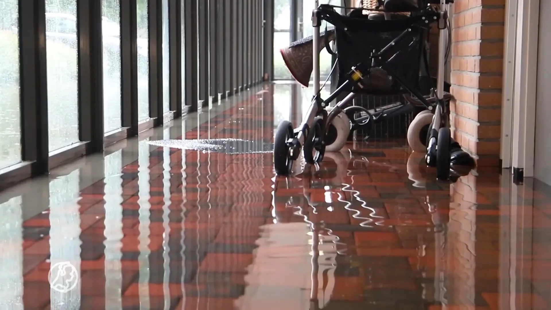 Straten en kelders onder water door noodweer in Friesland