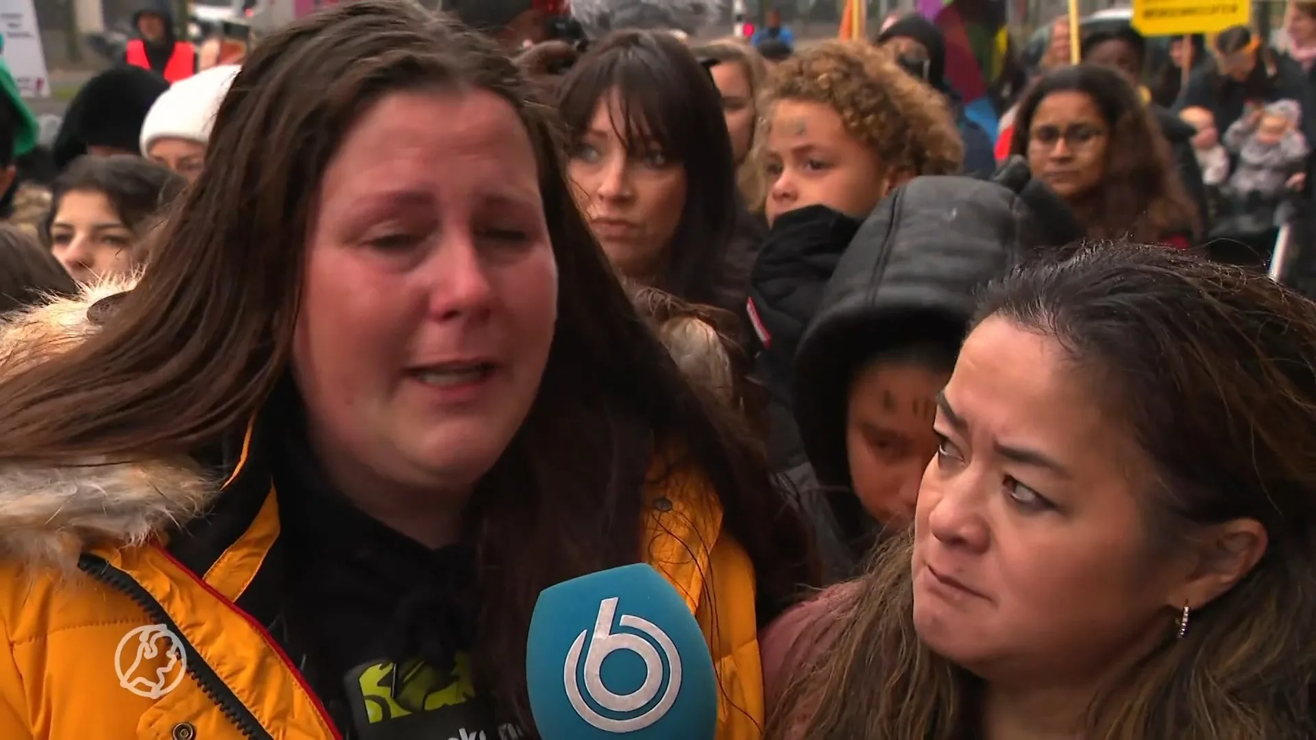 Gedupeerden toeslagenaffaire lopen 'Mars met de Moeders’ richting kantoor Belastingdienst