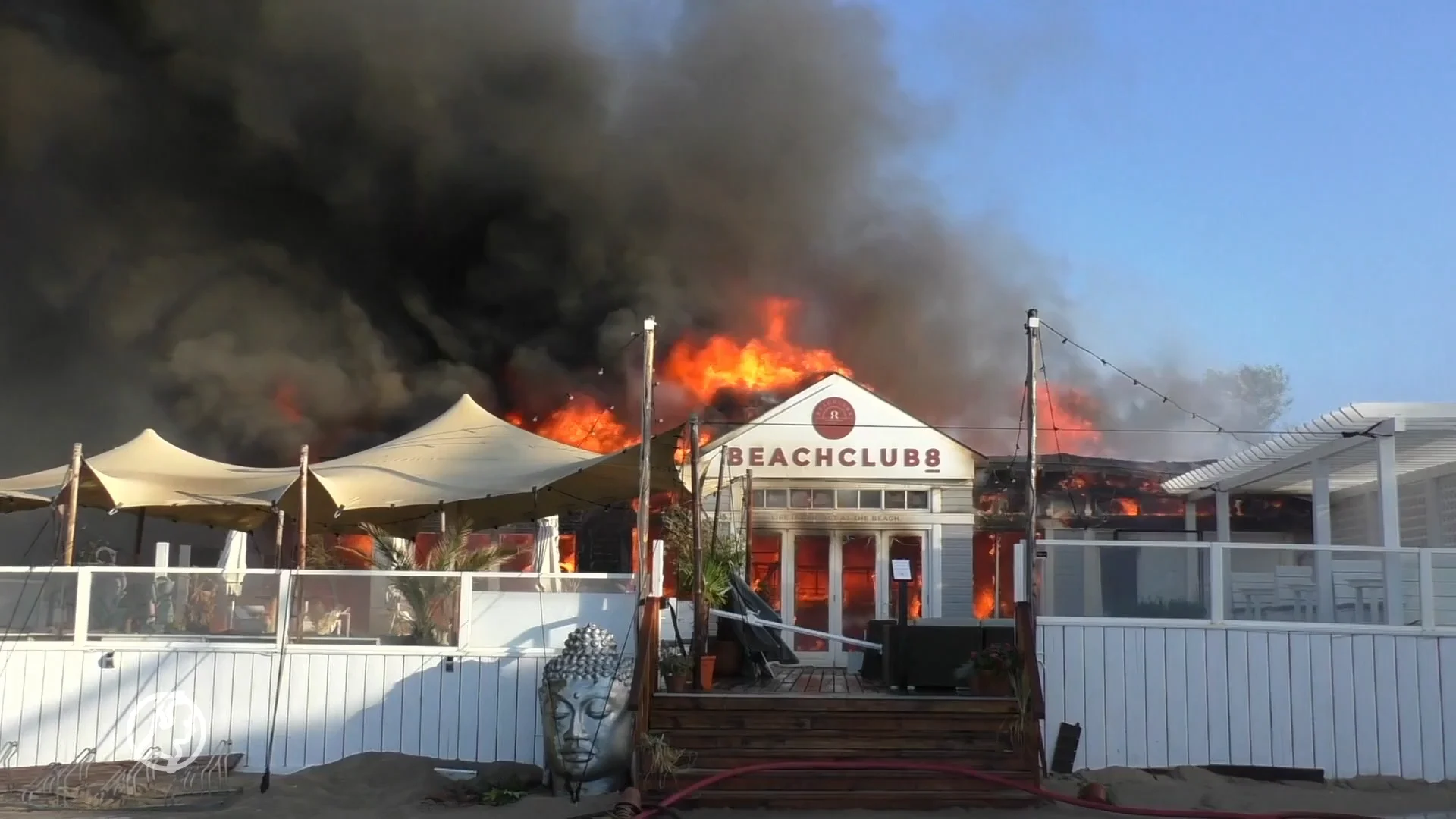 Strandtent brandt af in Rockanje, nablussen gaat nog uren duren