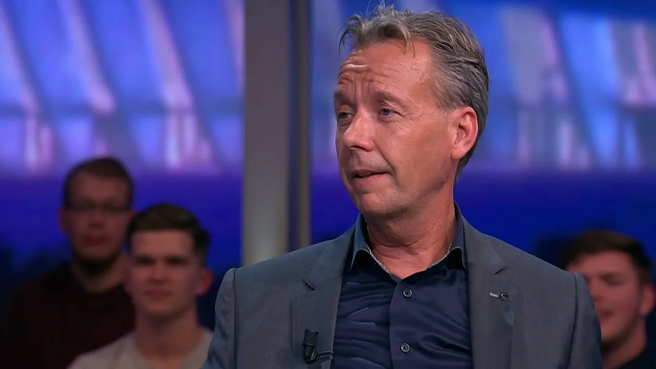 Valentijn heeft eindelijk voorspelling goed en vraagt publiek om applaus