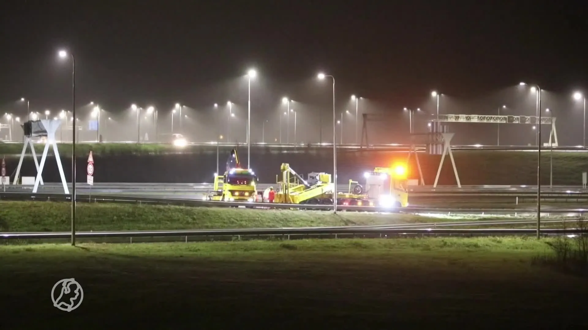 Deel windmolen glijdt van talud naar beneden en blokkeert A1 en A50 bij Apeldoorn