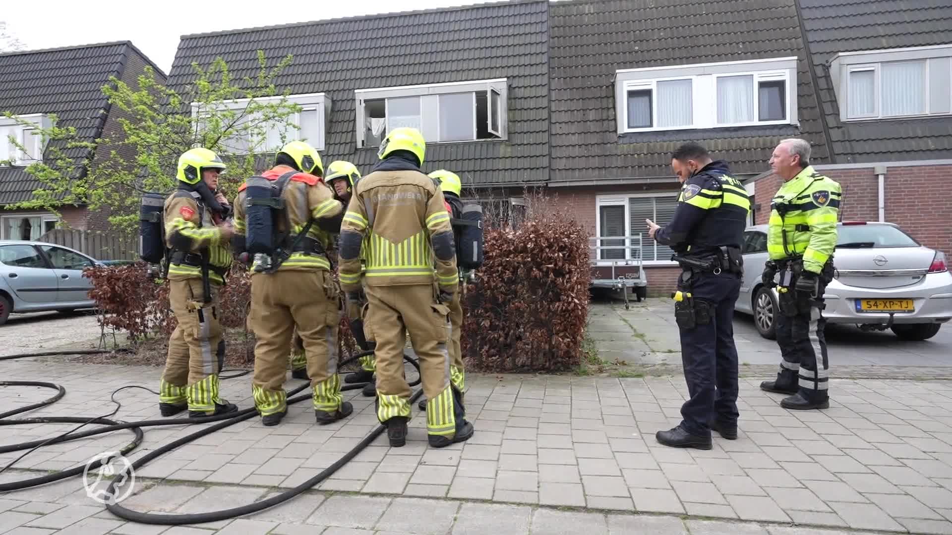 Vrouw uit brandende woning gered, valkparkiet overleden