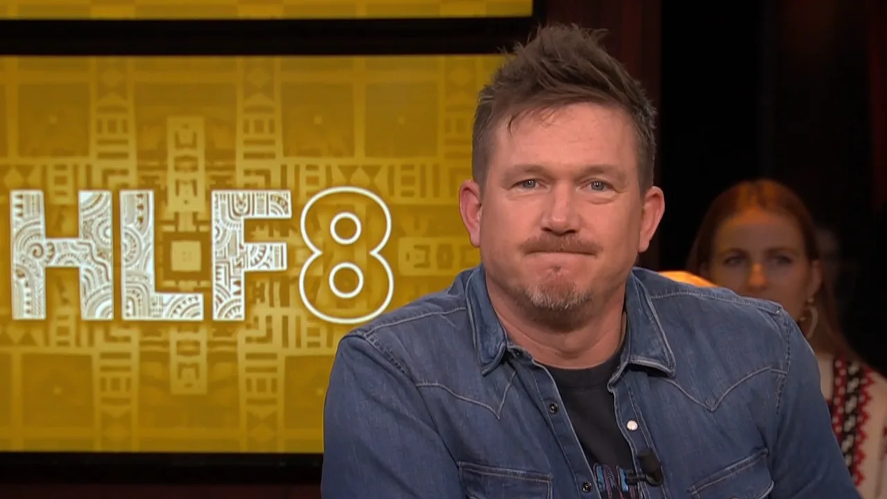 Johnny de Mol reageert live in uitzending op einde van HLF8