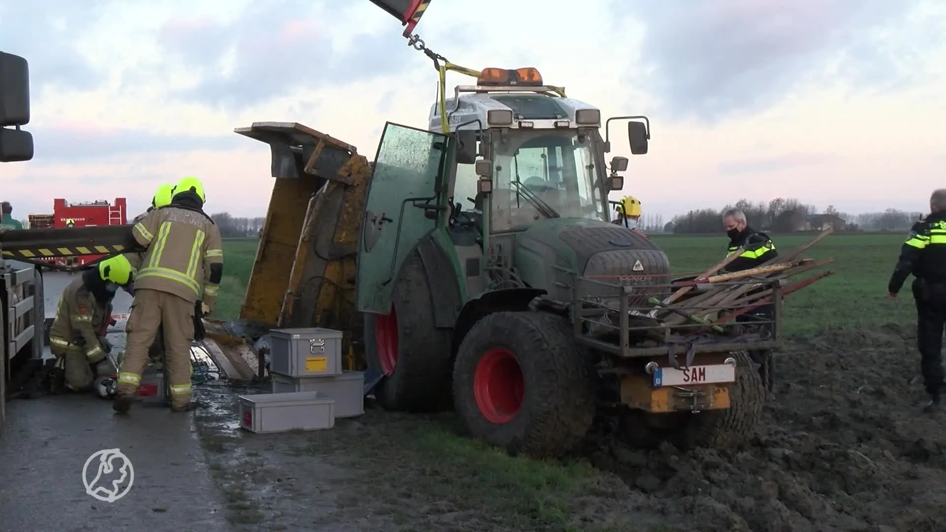 Man zwaargewond onder eigen trekker vandaan gehaald in Zeelan...