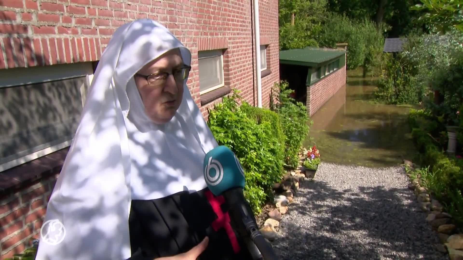 Brandweer helpt nonnen uit Sint Odiliënberg om eeuwenoude boeken van stijgende water te redden