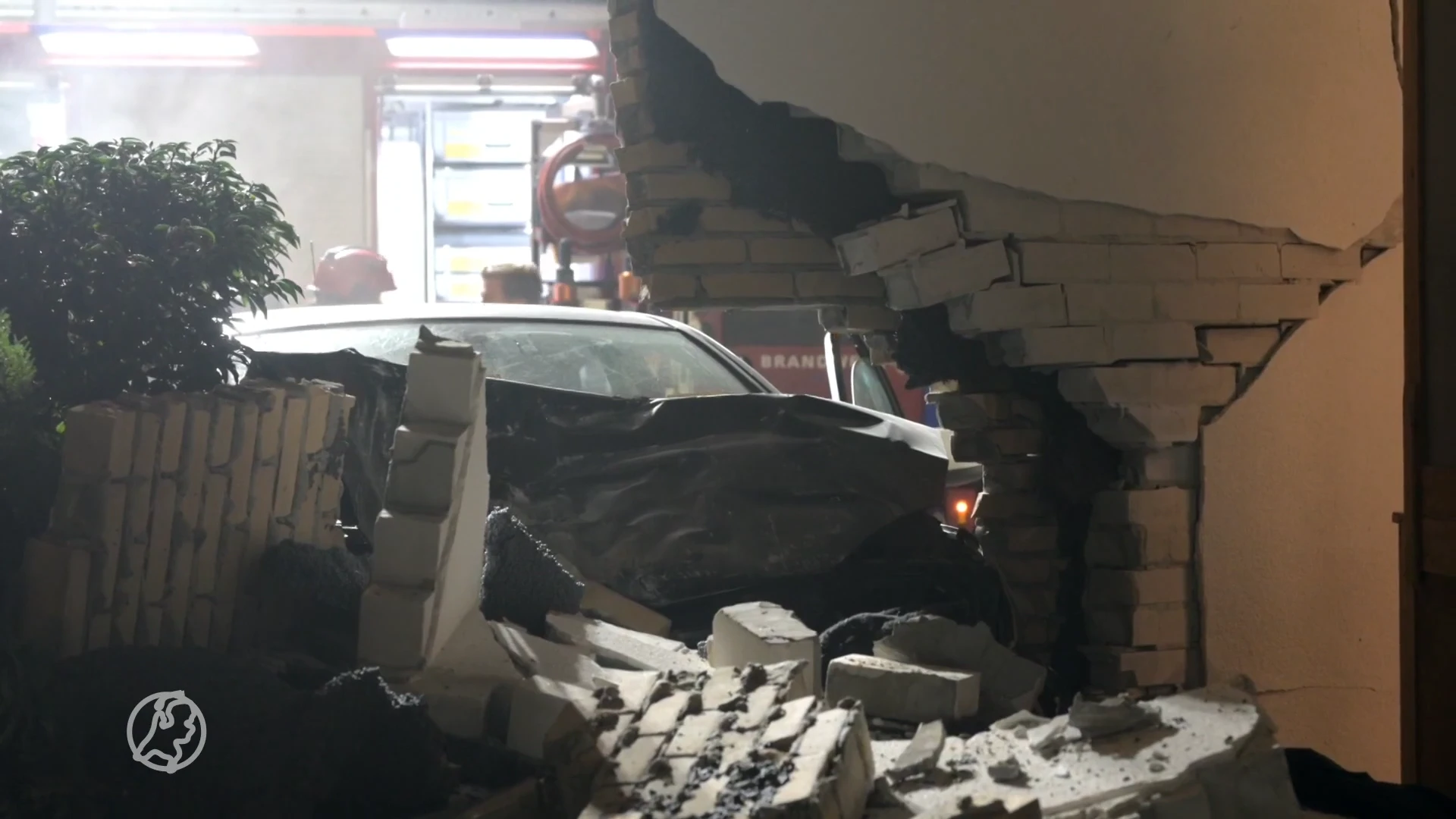 Auto rijdt woning in Breda binnen en richt enorme ravage aan