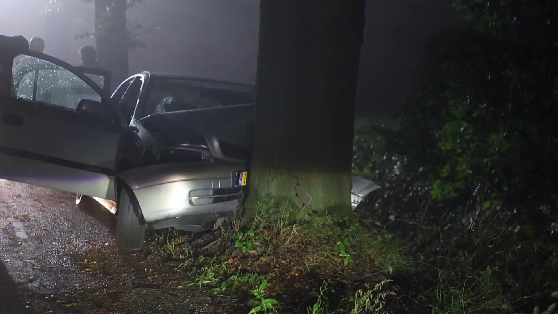 Auto crasht in dichte mist op boom, vijf gewonden naar ziekenhuis