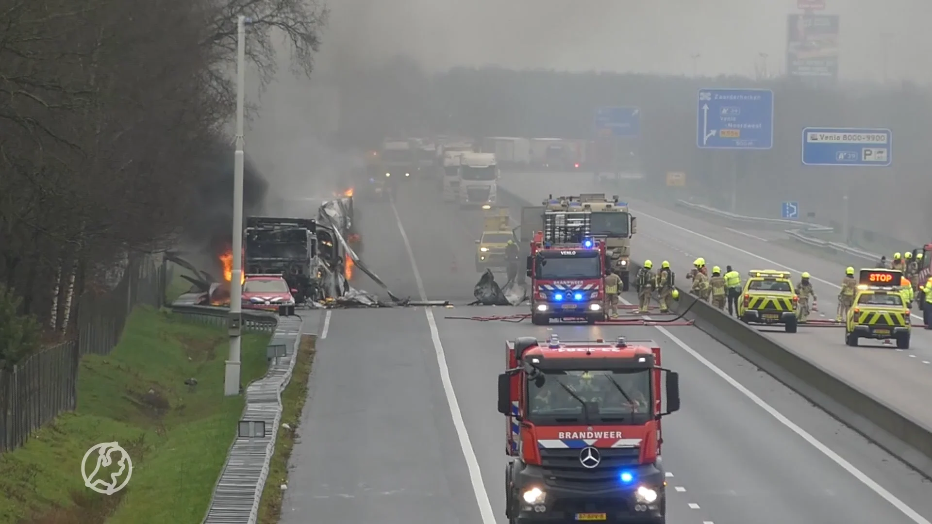 A67 richting Eindhoven dicht, vrachtwagen met kaas in brand