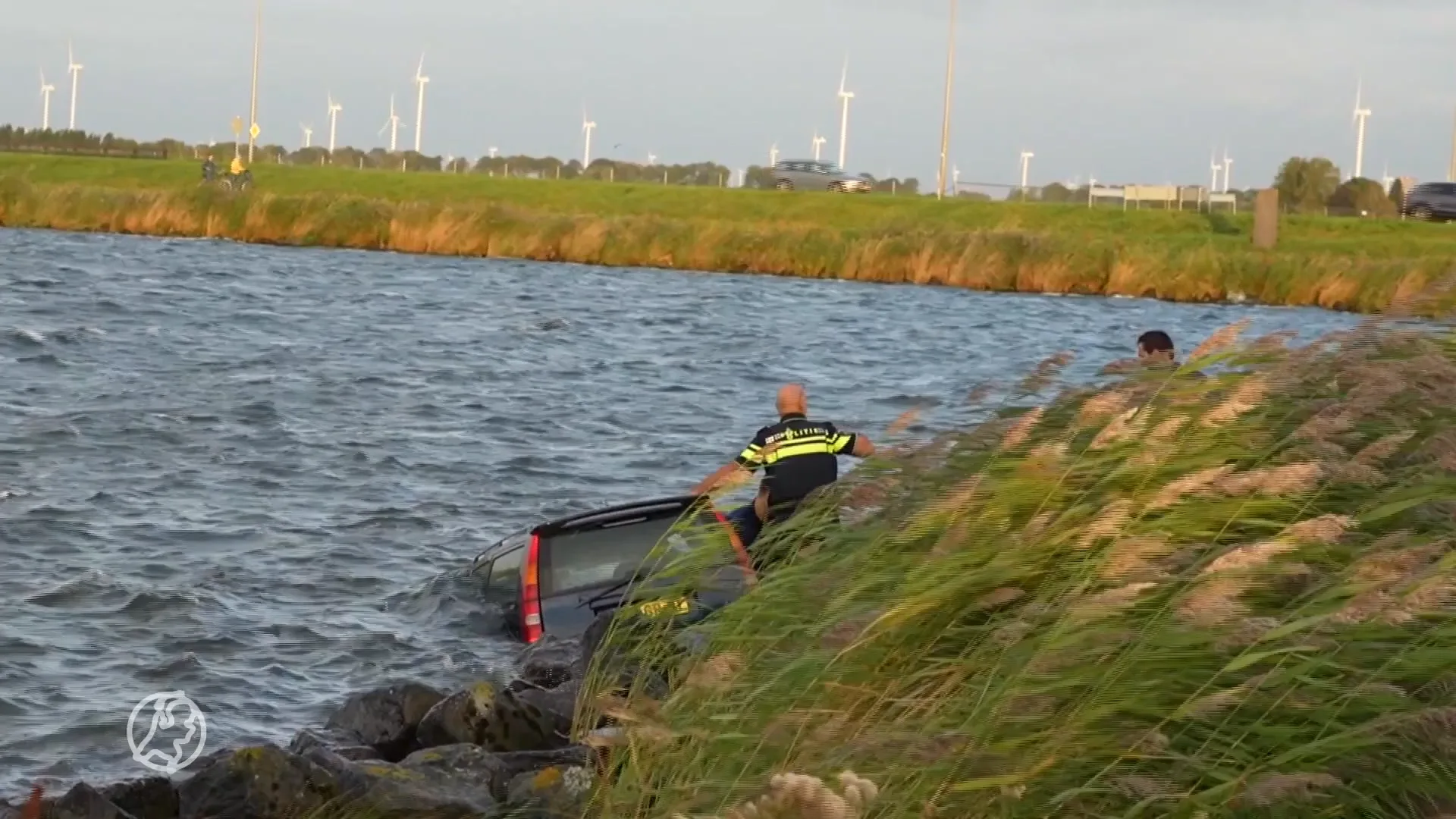 Vrouw verliest macht over het stuur rijdt met auto en al het water in