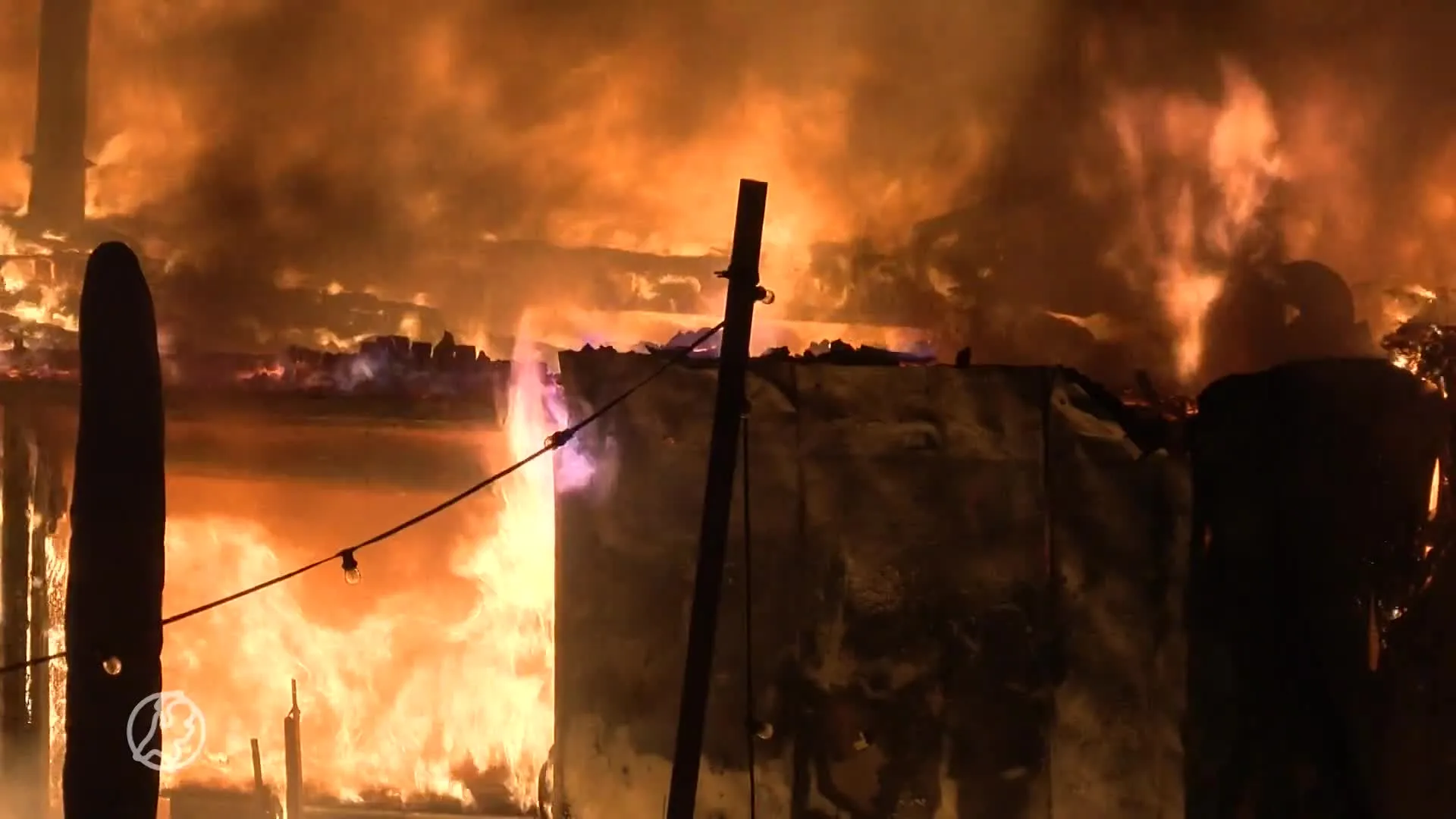 Vuurzee verwoest strandtent in het Zeeuwse Walsoorden