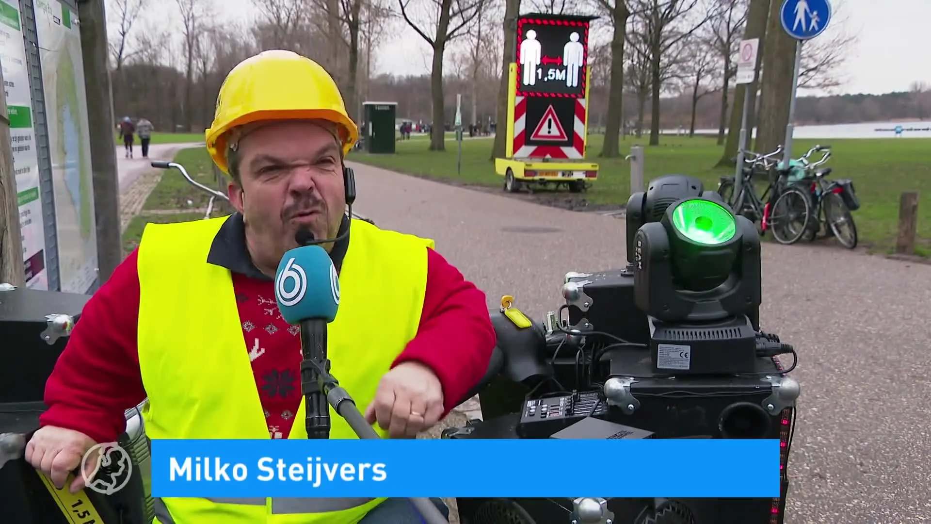 Milko wijst bezoekers Kralingse Bos vrolijk op anderhalvemete...