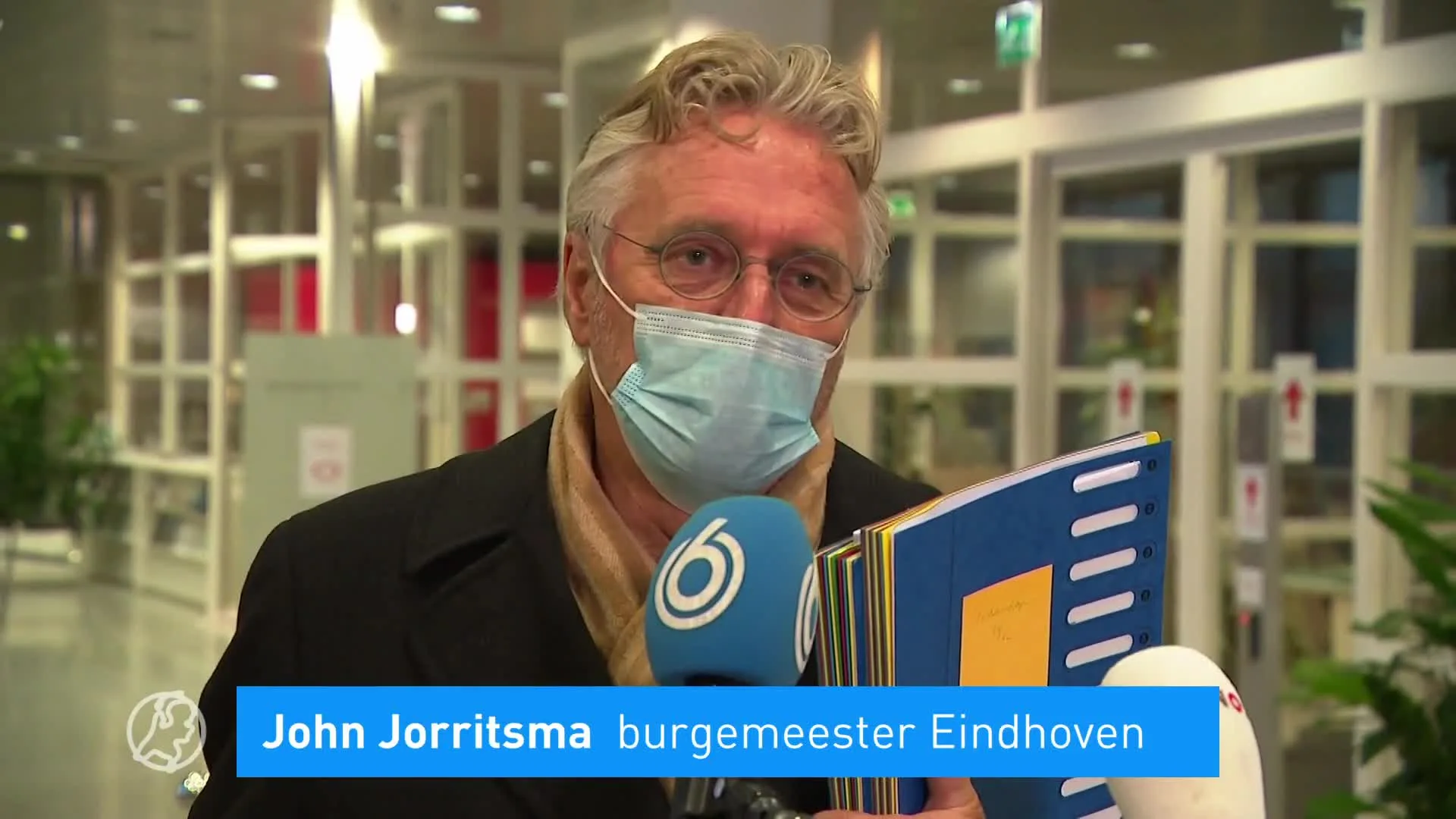 Mensen halen nog even snel de kerstcadeaus voor lockdown