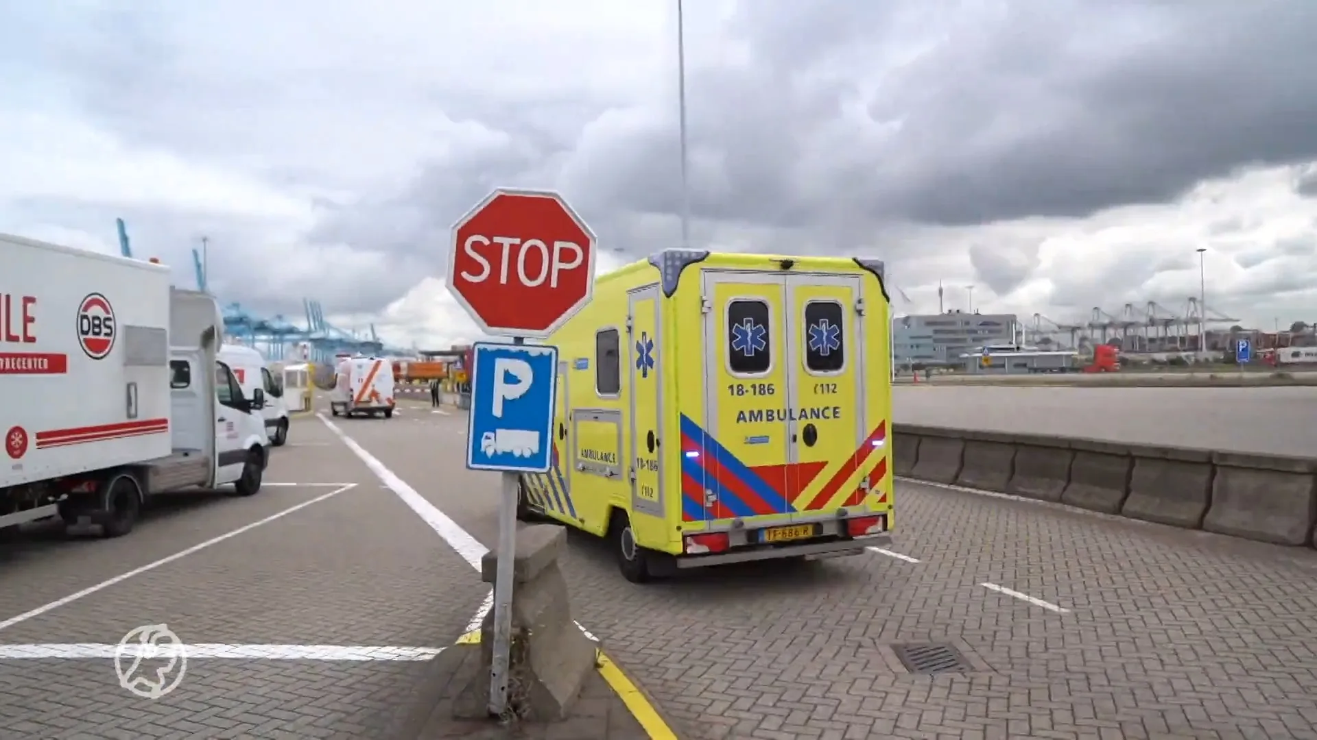 Negen verstekelingen in ademnood uit container gered in Rotterdamse haven