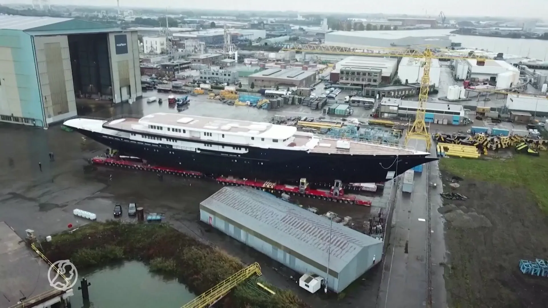 Duizenden Rotterdammers willen eieren gooien naar superjacht Amazon-baas Bezos