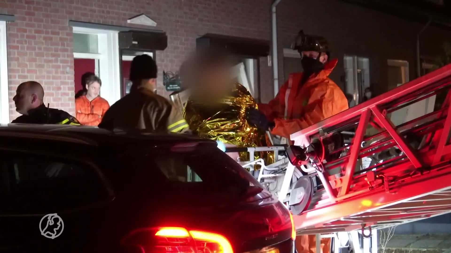 Politie en brandweer halen verwarde man van dak woning Den Bo...