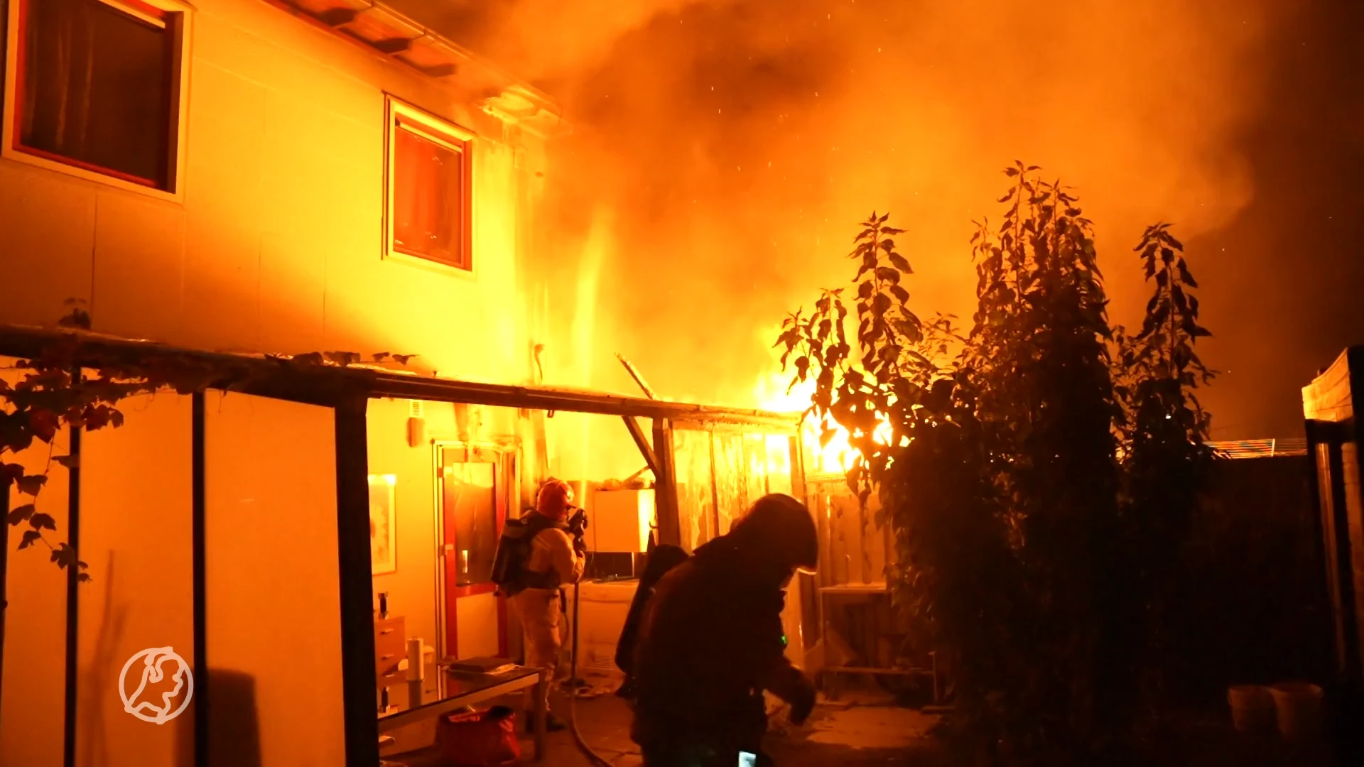 Zwaargewonde uit brandend huis gehaald in Helmond