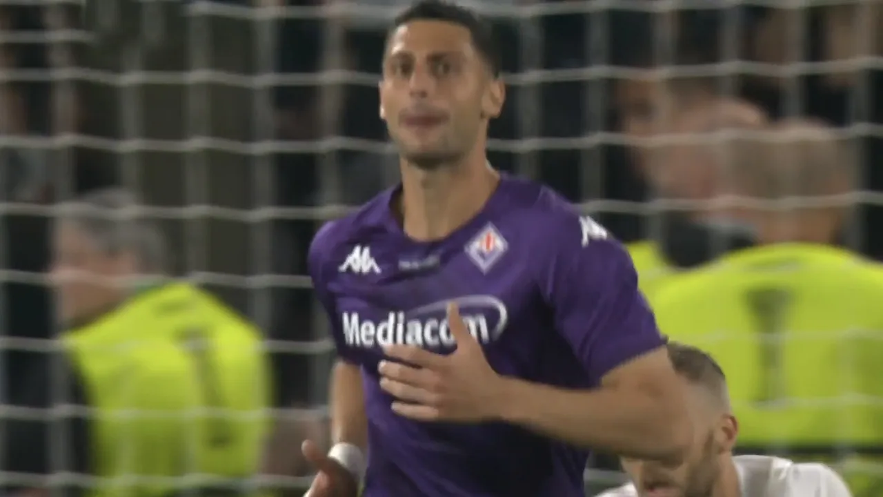 KANS: Mandragora schiet meter naast het doel van West Ham United