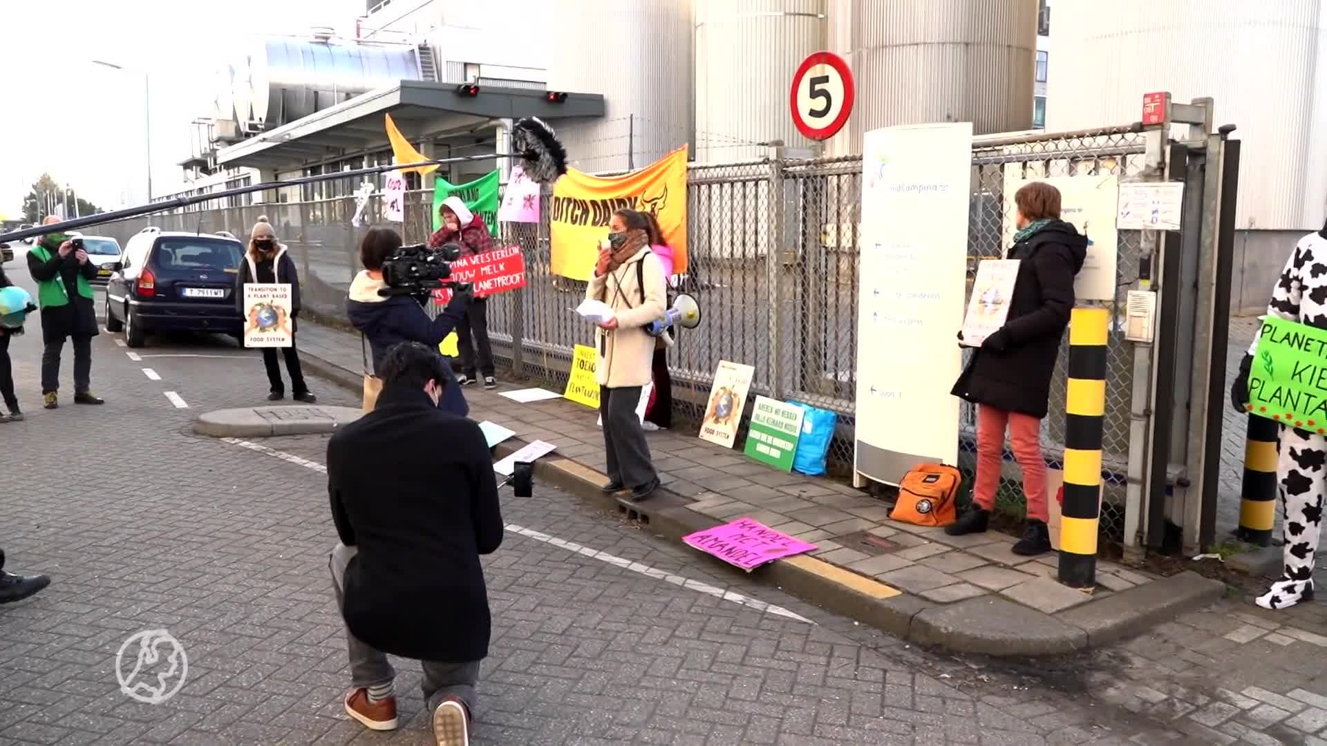 Extinction Rebellion voert actie tegen zuivelproductie in Rot...