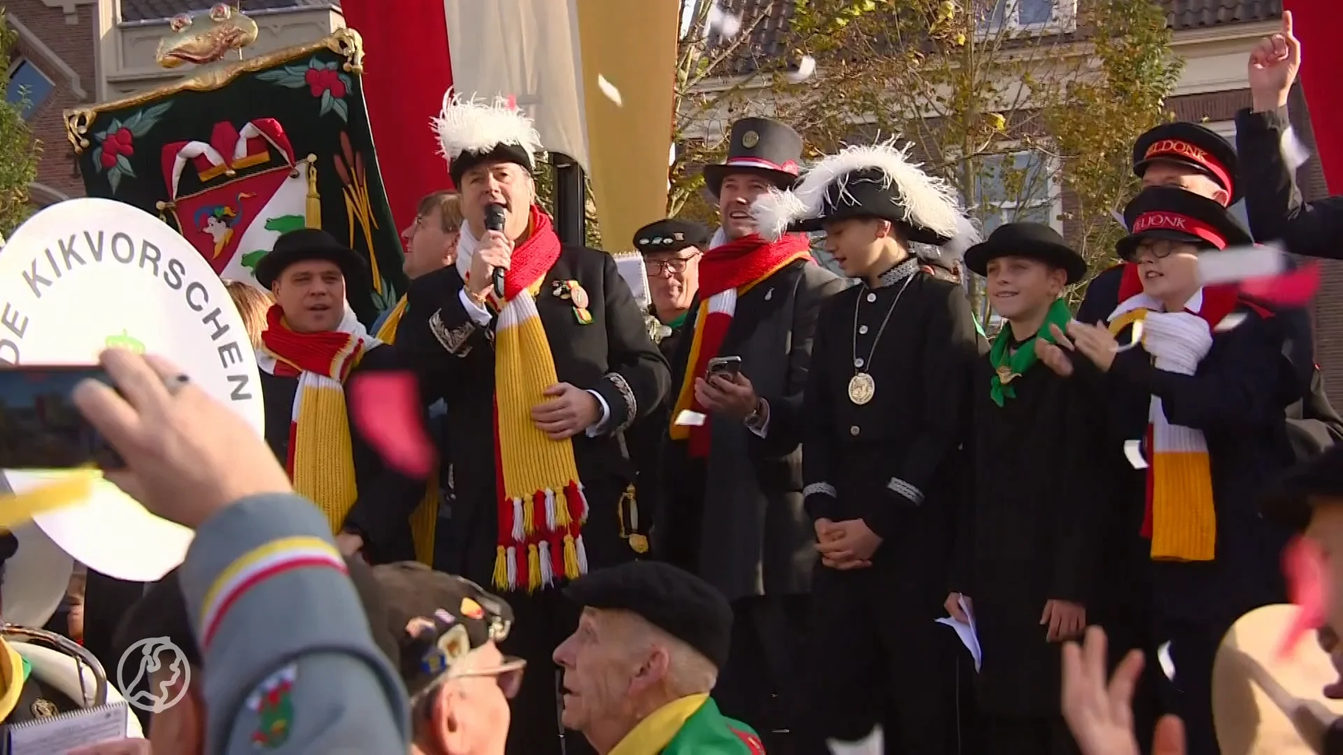 Worstenbroodjes en bier in overvloed: 'Eindelijk weer de elfde van de elfde'