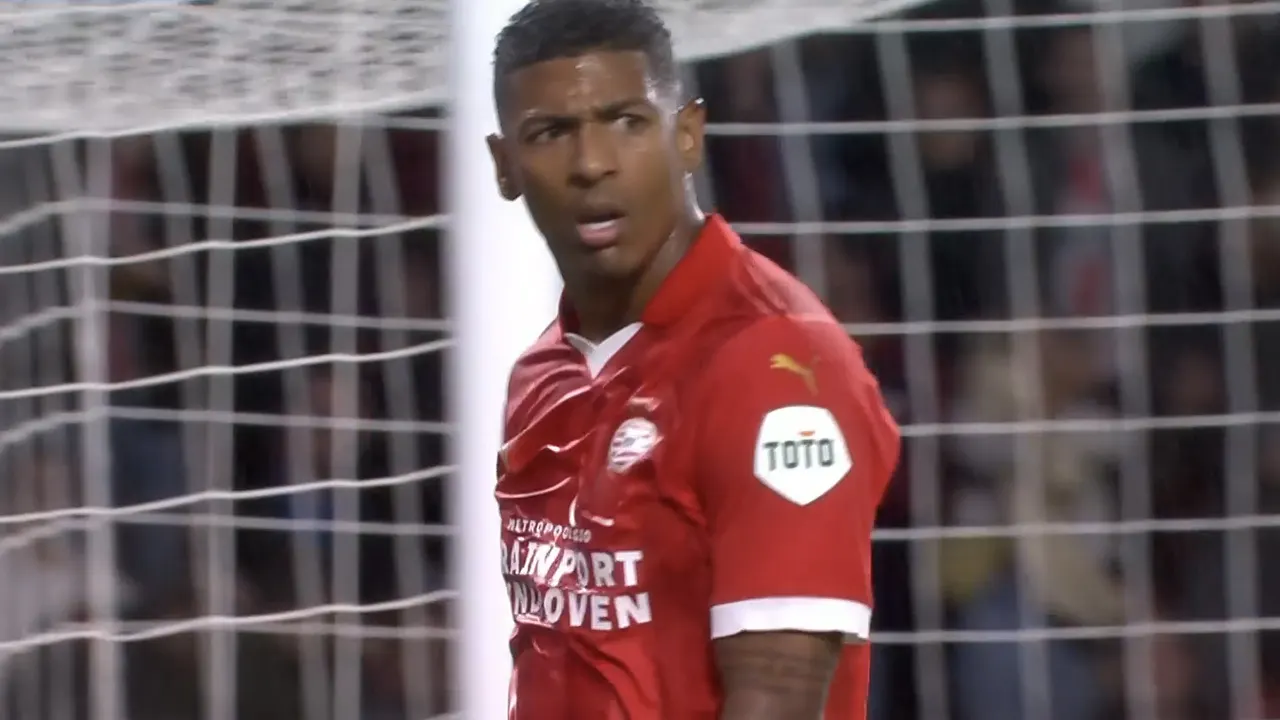 KANS: Van Aanholt schiet net naast na heerlijke aanval PSV