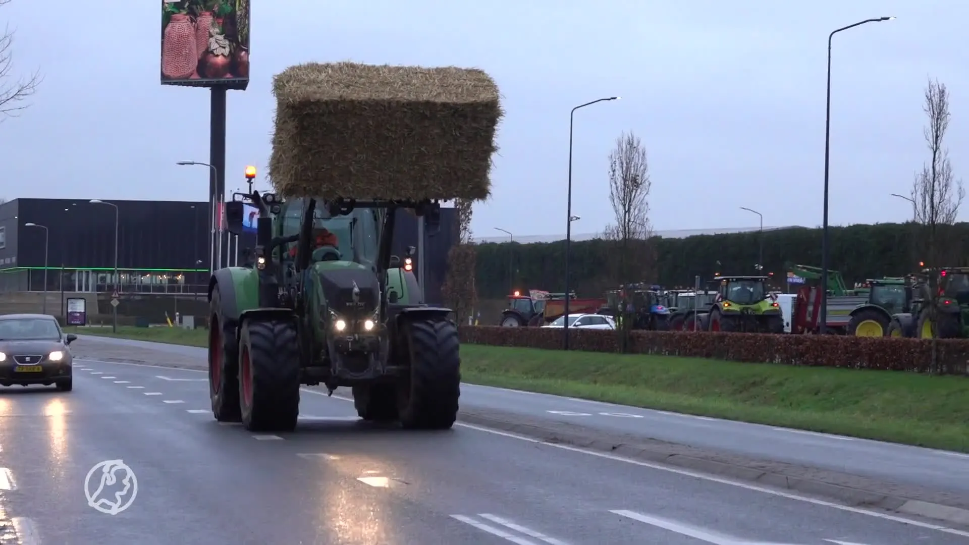 Tientallen boeren protesteren bij conferentie provincie in Hoorn