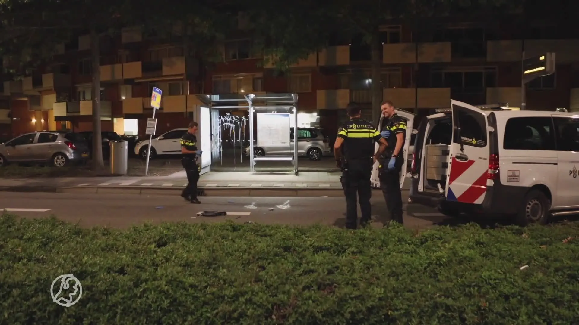 Zwaargewonde man met mogelijke steekwonden aangetroffen op straat in Rotterdam