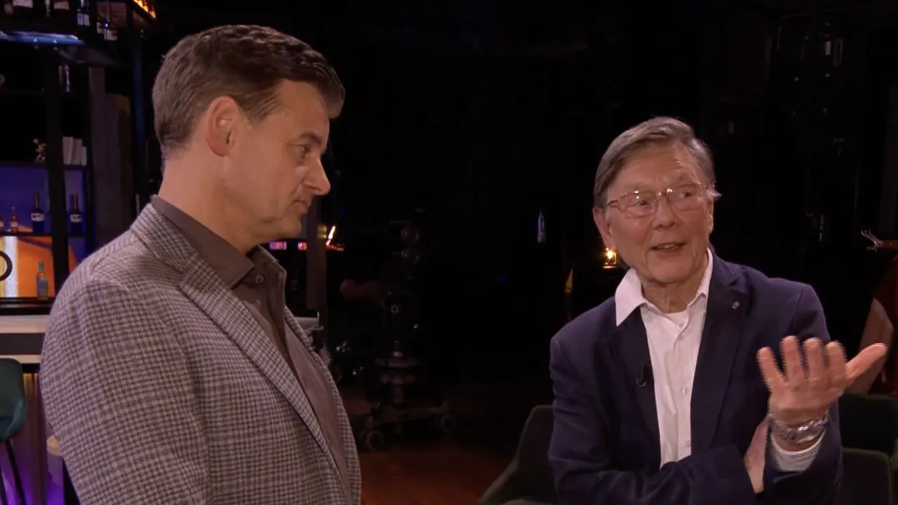 Ab Osterhaus dolenthousiast in de wandelgangen: 'Ik vind dit een leuk programma!'